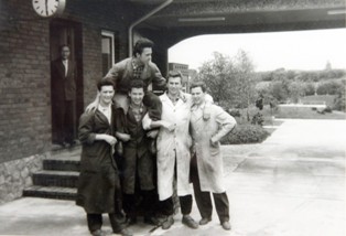 Mittagspause 3. Lehrjahr Werkzeugmacher vor dem Werkstor Gerhard Helmecke, Optische Fabrik, Bordesholm-Wattenbek